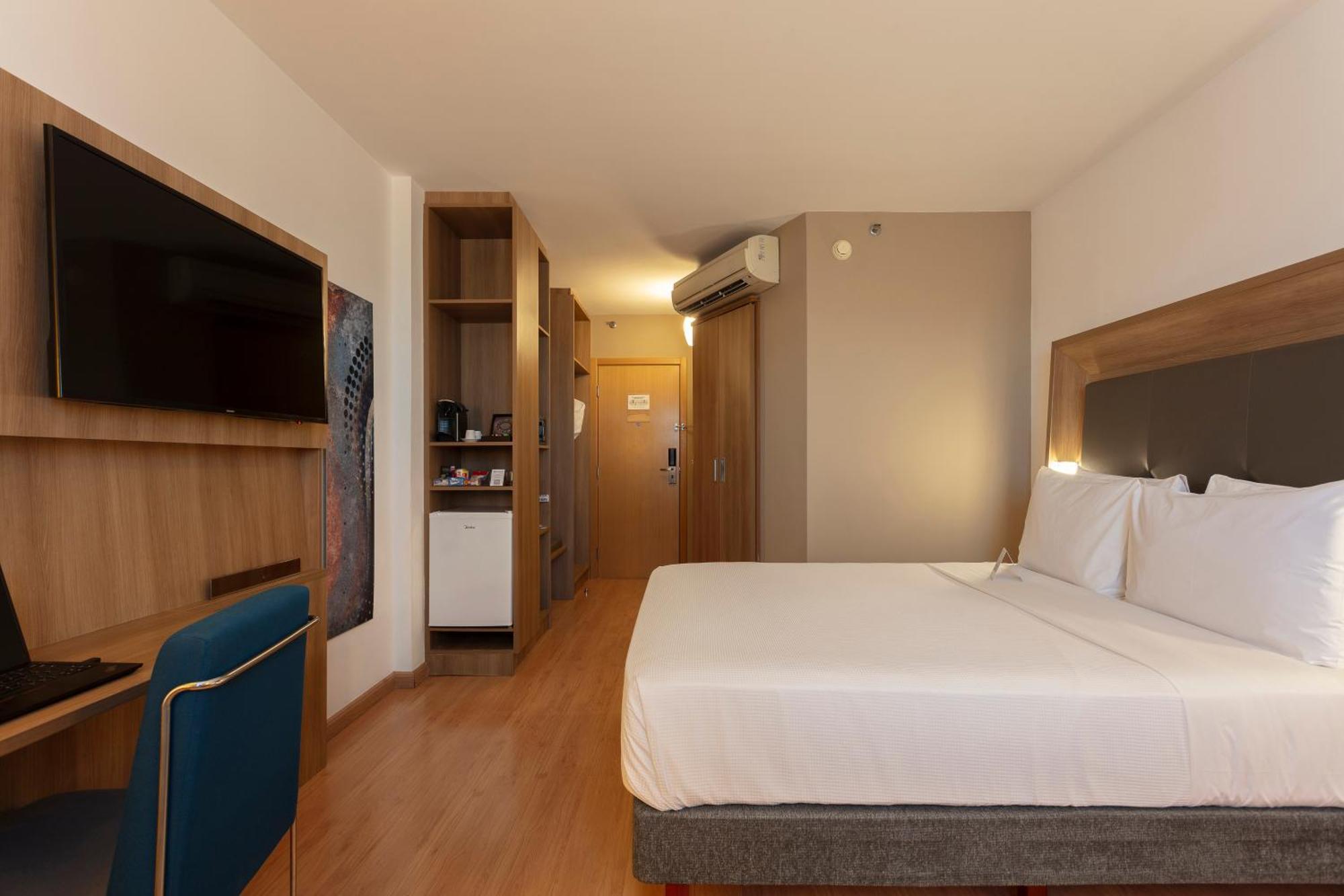 Double Room Roll Shower Mobility Accessible or Non-Smoking